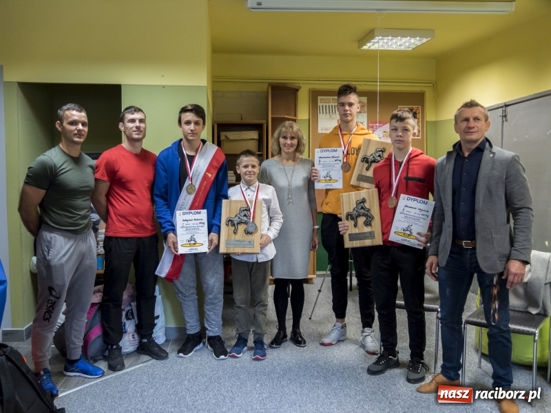 Zdjęcie w galerii na portalu naszraciborz.pl: Ludmiła Nowacka i Ryszard Wolny gratulowali młodym zapaśnikom raciborskiej Unii wiadomości z regionu