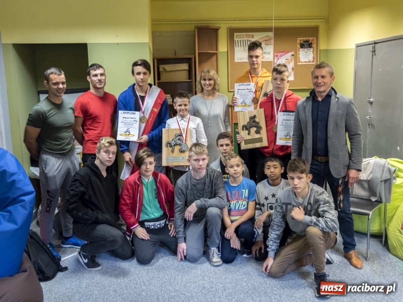 Zdjęcie w galerii na portalu naszraciborz.pl: Ludmiła Nowacka i Ryszard Wolny gratulowali młodym zapaśnikom raciborskiej Unii wiadomości z regionu