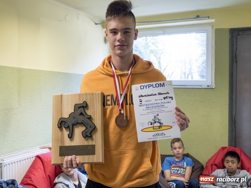 Zdjęcie w galerii na portalu naszraciborz.pl: Ludmiła Nowacka i Ryszard Wolny gratulowali młodym zapaśnikom raciborskiej Unii wiadomości z regionu