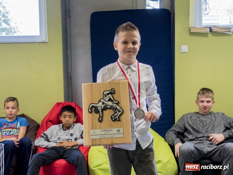 Zdjęcie w galerii na portalu naszraciborz.pl: Ludmiła Nowacka i Ryszard Wolny gratulowali młodym zapaśnikom raciborskiej Unii wiadomości z regionu