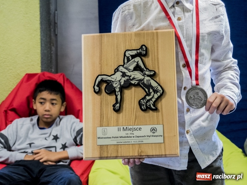 Zdjęcie w galerii na portalu naszraciborz.pl: Ludmiła Nowacka i Ryszard Wolny gratulowali młodym zapaśnikom raciborskiej Unii wiadomości z regionu