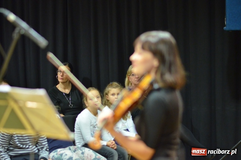 Zdjęcie w galerii na portalu naszraciborz.pl: Od poloneza do menueta. Muzyka dla najmłodszych w RCK  wiadomości z regionu