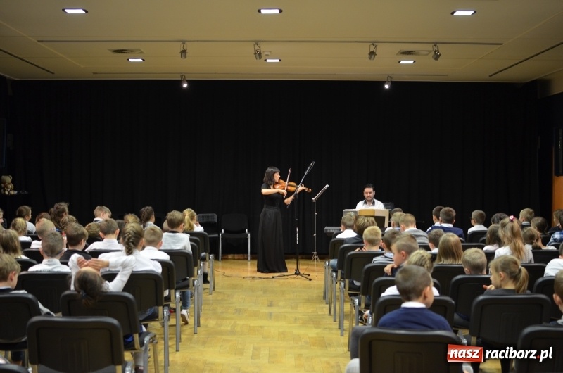 Zdjęcie w galerii na portalu naszraciborz.pl: Od poloneza do menueta. Muzyka dla najmłodszych w RCK  wiadomości z regionu