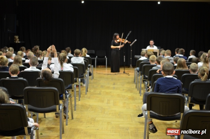 Zdjęcie w galerii na portalu naszraciborz.pl: Od poloneza do menueta. Muzyka dla najmłodszych w RCK  wiadomości z regionu