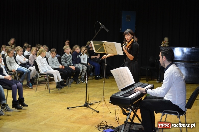 Zdjęcie w galerii na portalu naszraciborz.pl: Od poloneza do menueta. Muzyka dla najmłodszych w RCK  wiadomości z regionu