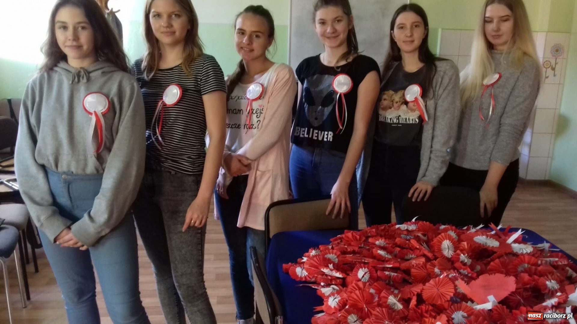 Zdjęcie w galerii na portalu naszraciborz.pl: Uczniowie SP 15 rozdają biało-czerwone kotyliony na Święto Niepodległości  wiadomości z regionu