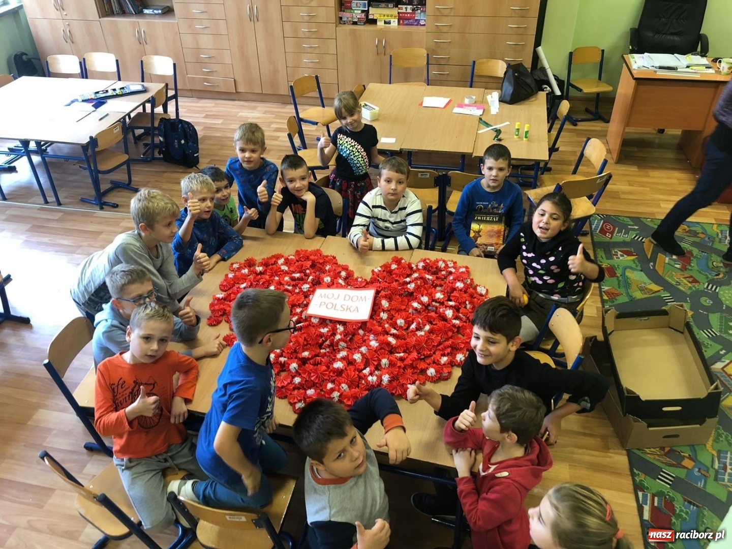 Zdjęcie w galerii na portalu naszraciborz.pl: Uczniowie SP 15 rozdają biało-czerwone kotyliony na Święto Niepodległości  wiadomości z regionu