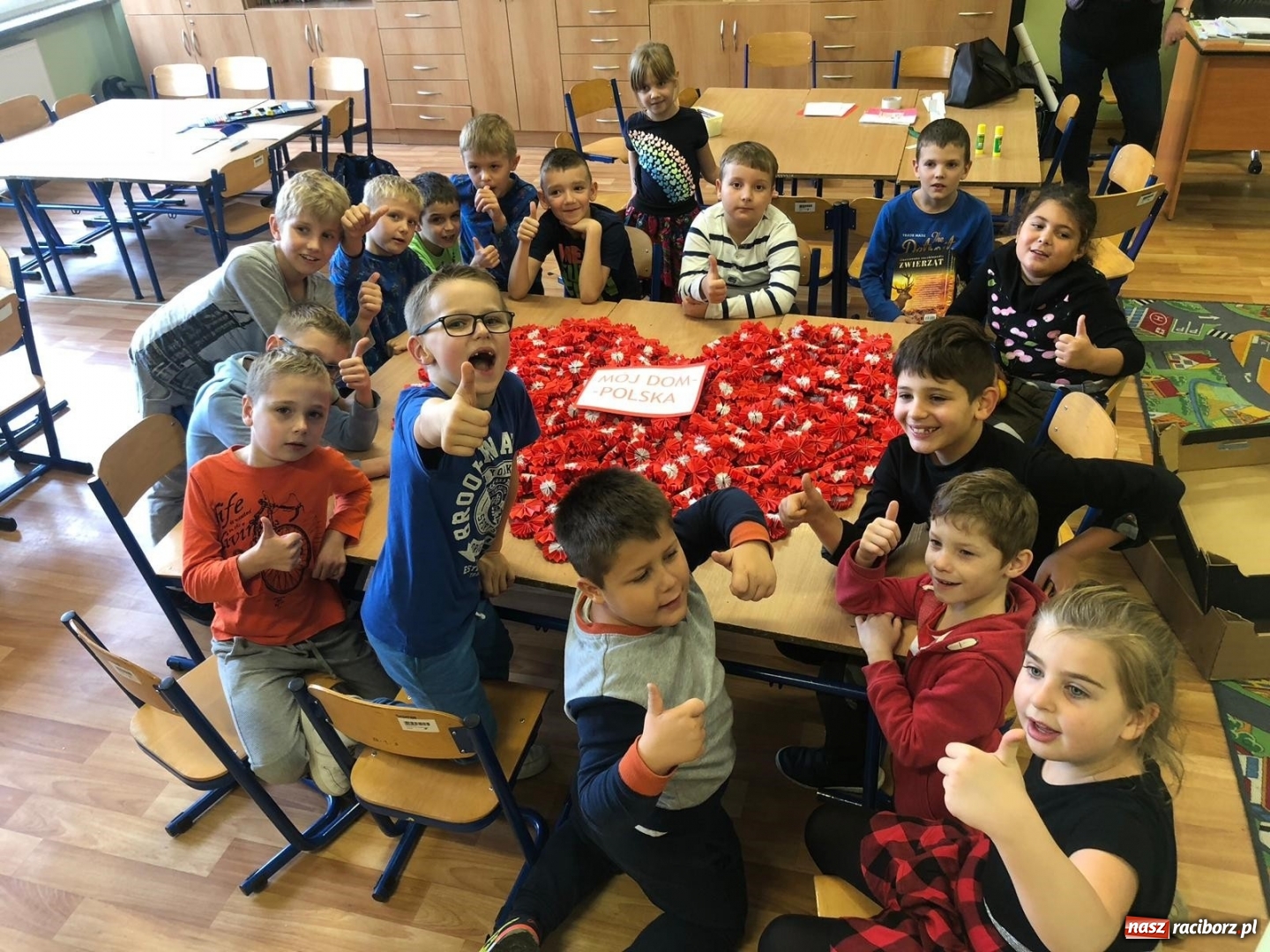 Zdjęcie w galerii na portalu naszraciborz.pl: Uczniowie SP 15 rozdają biało-czerwone kotyliony na Święto Niepodległości  wiadomości z regionu