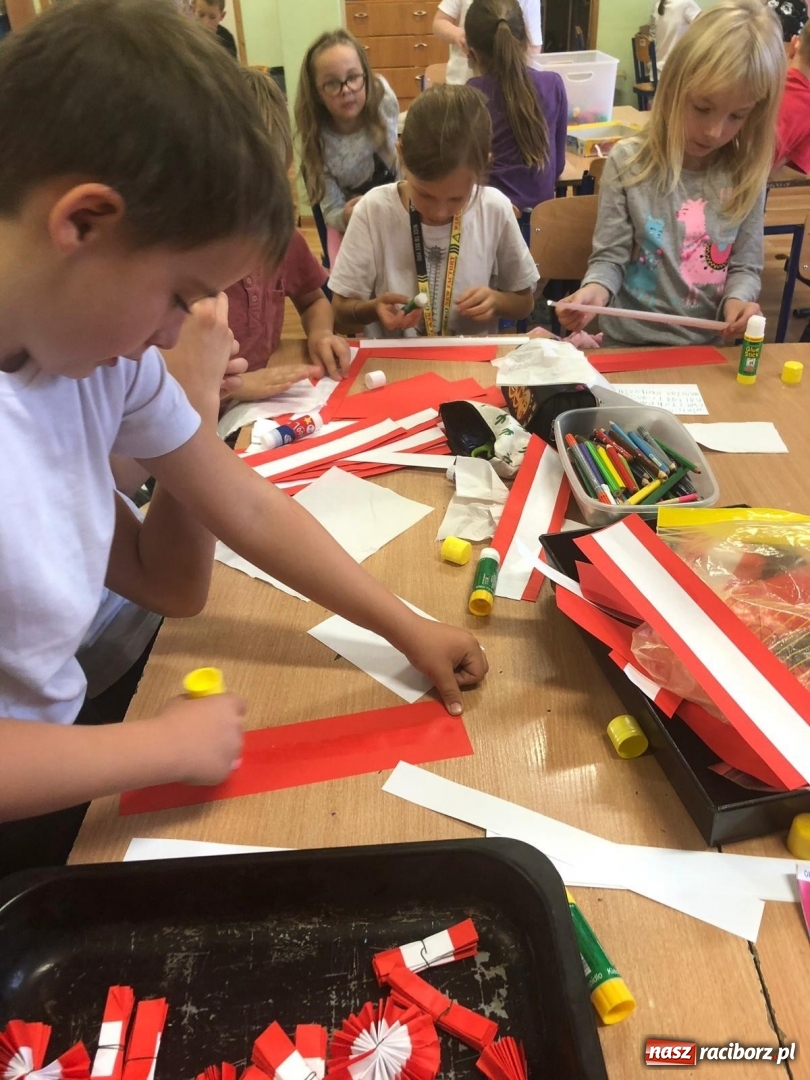 Zdjęcie w galerii na portalu naszraciborz.pl: Uczniowie SP 15 rozdają biało-czerwone kotyliony na Święto Niepodległości  wiadomości z regionu