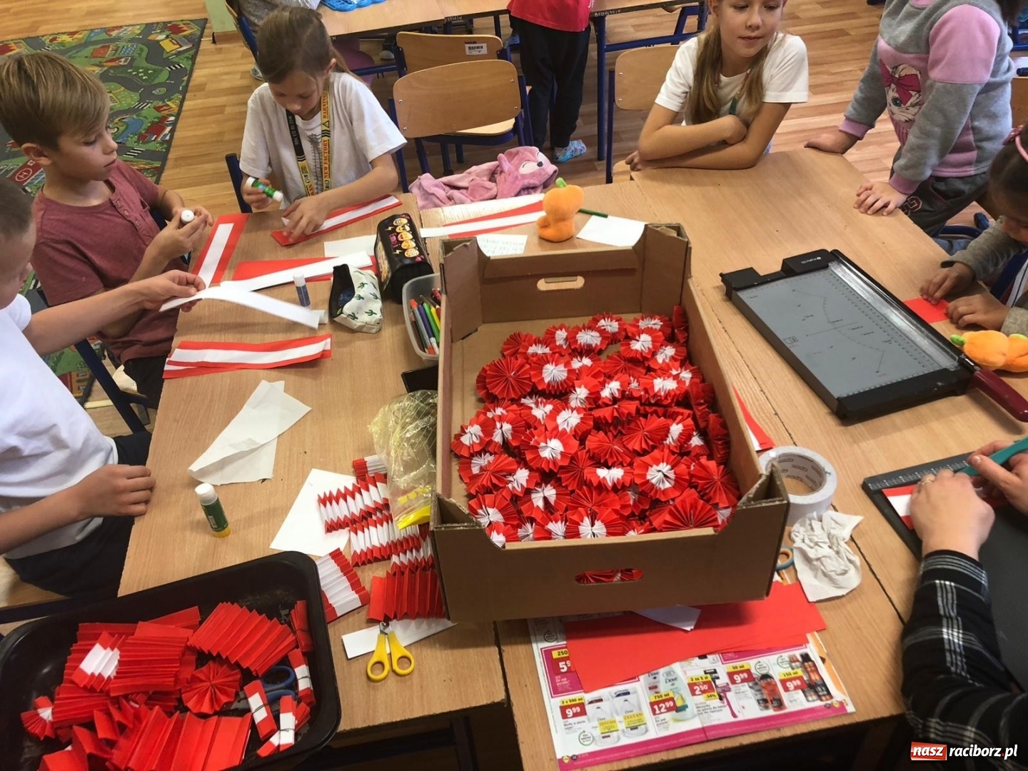 Zdjęcie w galerii na portalu naszraciborz.pl: Uczniowie SP 15 rozdają biało-czerwone kotyliony na Święto Niepodległości  wiadomości z regionu