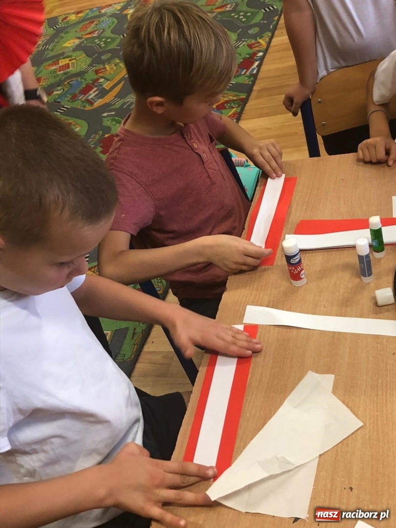 Zdjęcie w galerii na portalu naszraciborz.pl: Uczniowie SP 15 rozdają biało-czerwone kotyliony na Święto Niepodległości  wiadomości z regionu
