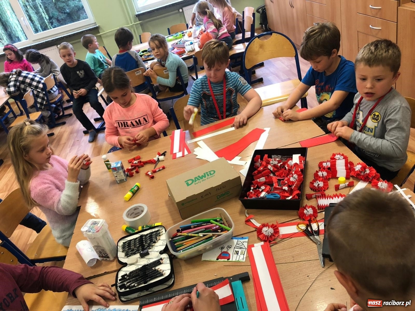 Zdjęcie w galerii na portalu naszraciborz.pl: Uczniowie SP 15 rozdają biało-czerwone kotyliony na Święto Niepodległości  wiadomości z regionu