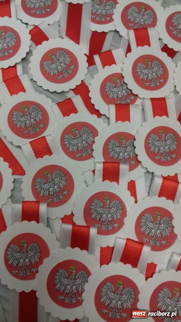 Zdjęcie w galerii na portalu naszraciborz.pl: Uczniowie SP 15 rozdają biało-czerwone kotyliony na Święto Niepodległości  wiadomości z regionu