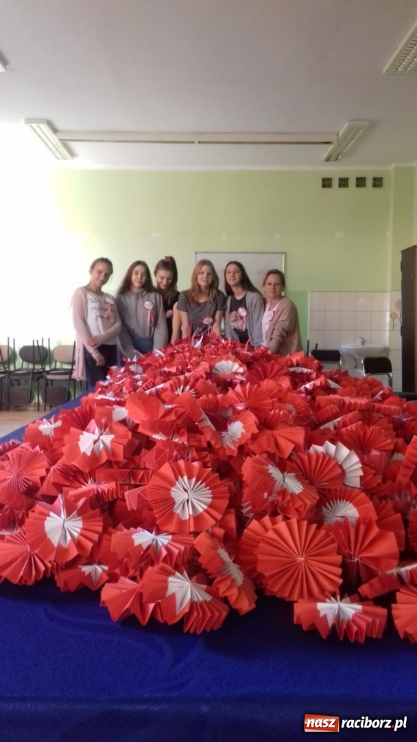 Zdjęcie w galerii na portalu naszraciborz.pl: Uczniowie SP 15 rozdają biało-czerwone kotyliony na Święto Niepodległości  wiadomości z regionu