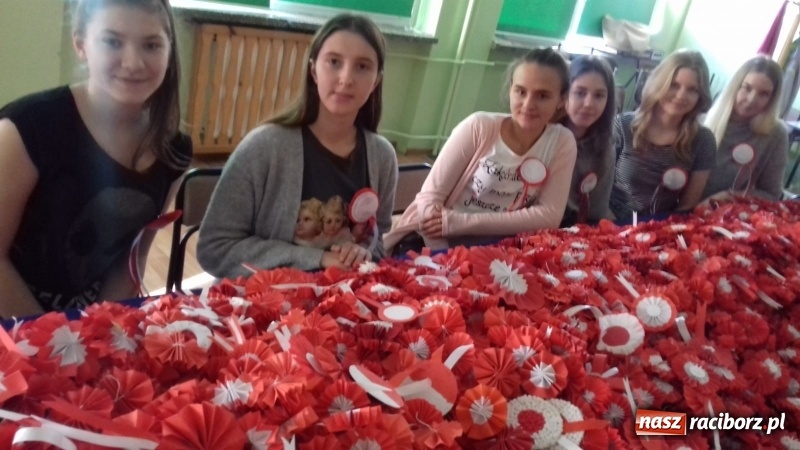 Zdjęcie w galerii na portalu naszraciborz.pl: Uczniowie SP 15 rozdają biało-czerwone kotyliony na Święto Niepodległości  wiadomości z regionu