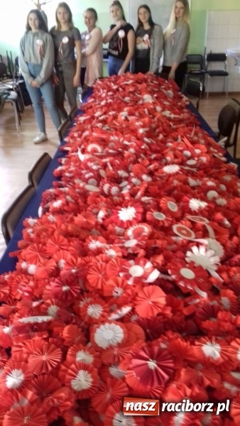 Zdjęcie w galerii na portalu naszraciborz.pl: Uczniowie SP 15 rozdają biało-czerwone kotyliony na Święto Niepodległości  wiadomości z regionu