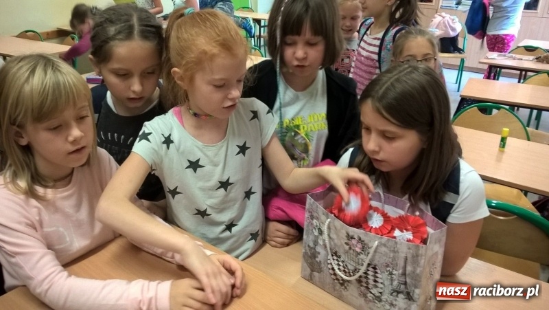 Zdjęcie w galerii na portalu naszraciborz.pl: Uczniowie SP 15 rozdają biało-czerwone kotyliony na Święto Niepodległości  wiadomości z regionu