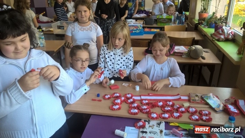 Zdjęcie w galerii na portalu naszraciborz.pl: Uczniowie SP 15 rozdają biało-czerwone kotyliony na Święto Niepodległości  wiadomości z regionu