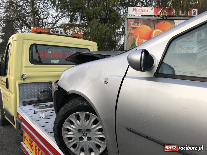 Zdjęcie w galerii na portalu naszraciborz.pl: Groźne zderzenie forda i fiata na Gliwickiej  wiadomości z regionu