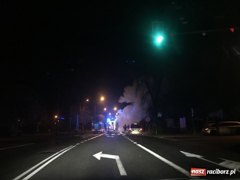 Zdjęcie w galerii na portalu naszraciborz.pl: Na Jana Pawła II opel uderzył w nocy w drzewo i stanął w płomieniach!  wiadomości z regionu
