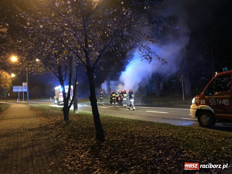 Zdjęcie w galerii na portalu naszraciborz.pl: Na Jana Pawła II opel uderzył w nocy w drzewo i stanął w płomieniach!  wiadomości z regionu