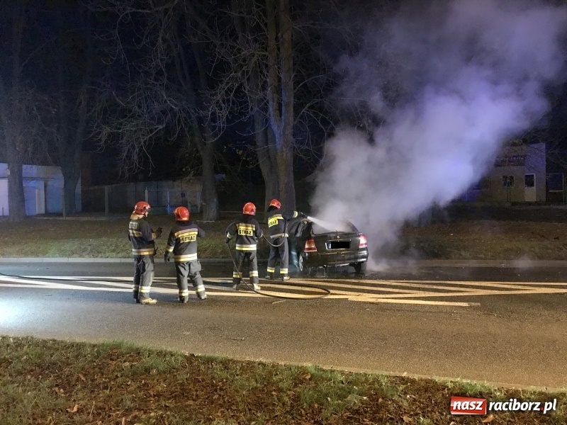 Zdjęcie w galerii na portalu naszraciborz.pl: Na Jana Pawła II opel uderzył w nocy w drzewo i stanął w płomieniach!  wiadomości z regionu