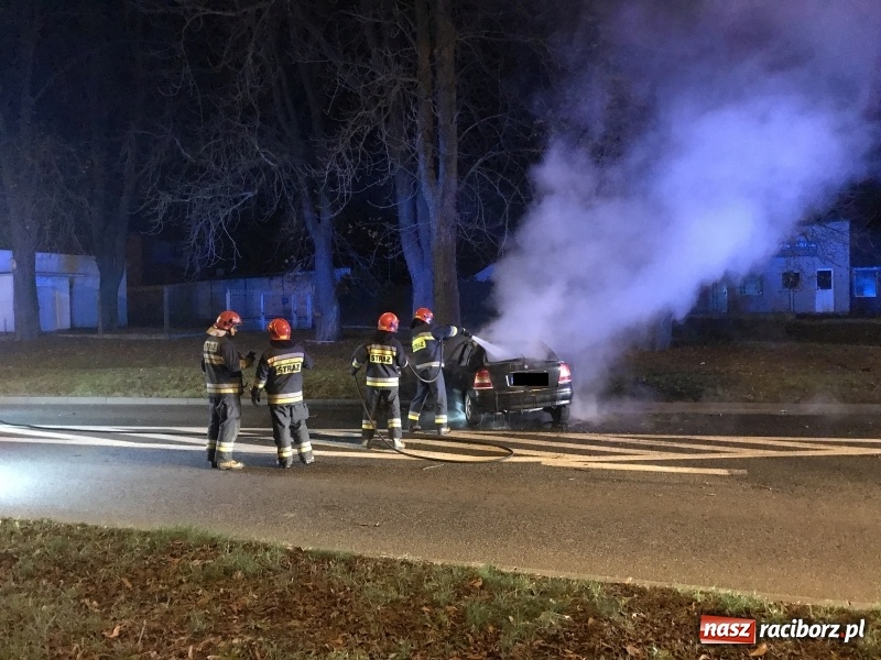 Zdjęcie w galerii na portalu naszraciborz.pl: Na Jana Pawła II opel uderzył w nocy w drzewo i stanął w płomieniach!  wiadomości z regionu