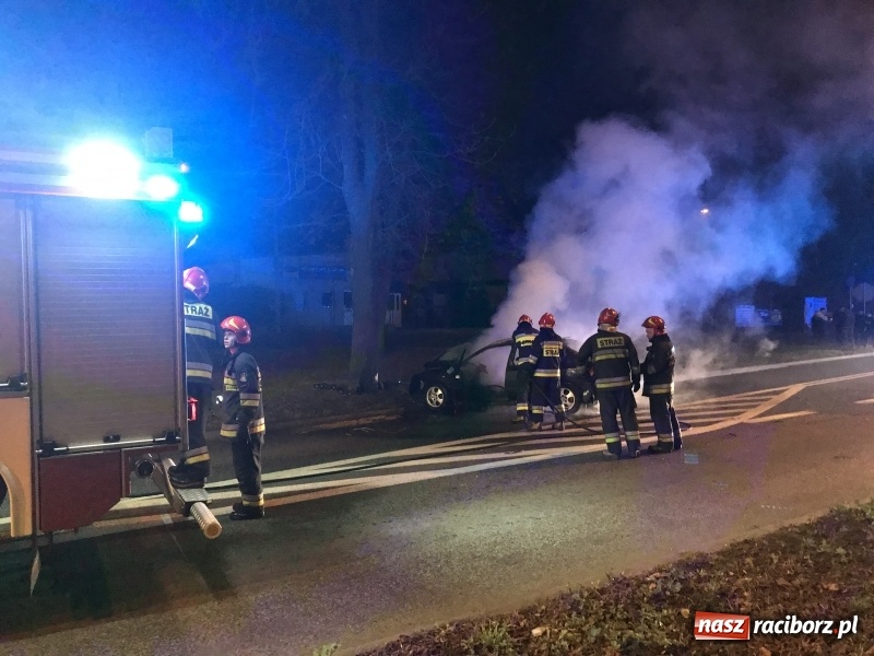 Zdjęcie w galerii na portalu naszraciborz.pl: Na Jana Pawła II opel uderzył w nocy w drzewo i stanął w płomieniach!  wiadomości z regionu