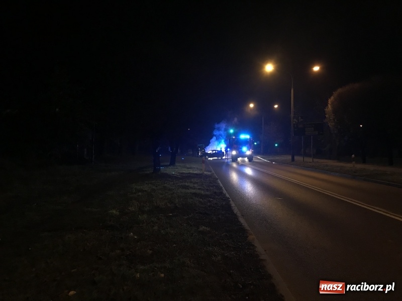 Zdjęcie w galerii na portalu naszraciborz.pl: Na Jana Pawła II opel uderzył w nocy w drzewo i stanął w płomieniach!  wiadomości z regionu