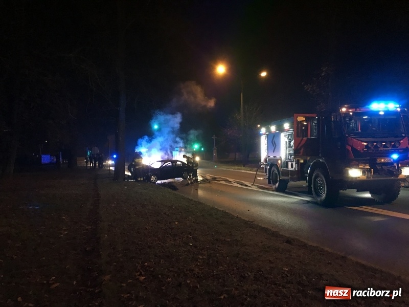 Zdjęcie w galerii na portalu naszraciborz.pl: Na Jana Pawła II opel uderzył w nocy w drzewo i stanął w płomieniach!  wiadomości z regionu