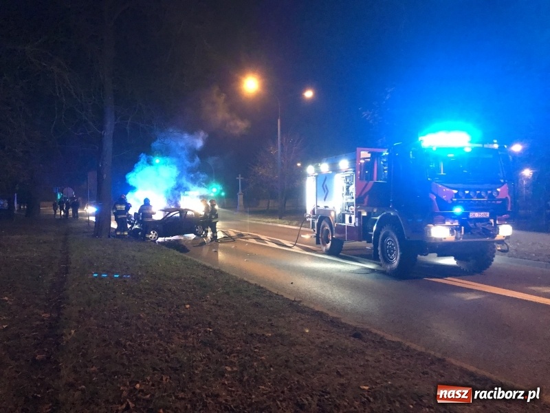 Zdjęcie w galerii na portalu naszraciborz.pl: Na Jana Pawła II opel uderzył w nocy w drzewo i stanął w płomieniach!  wiadomości z regionu