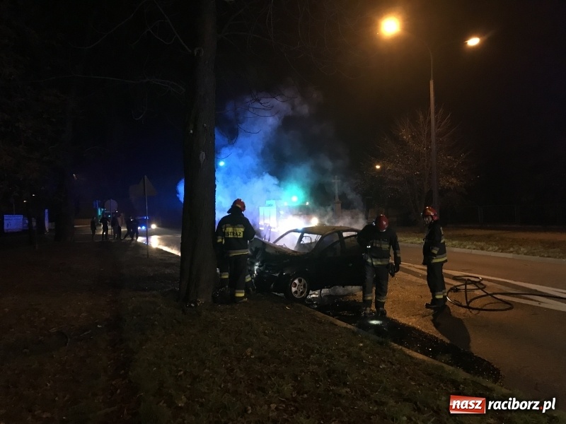 Zdjęcie w galerii na portalu naszraciborz.pl: Na Jana Pawła II opel uderzył w nocy w drzewo i stanął w płomieniach!  wiadomości z regionu
