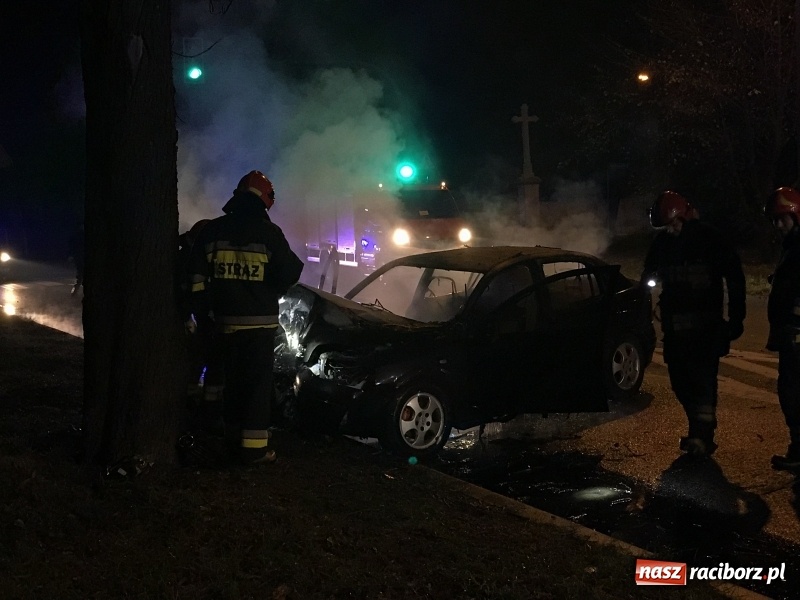 Zdjęcie w galerii na portalu naszraciborz.pl: Na Jana Pawła II opel uderzył w nocy w drzewo i stanął w płomieniach!  wiadomości z regionu