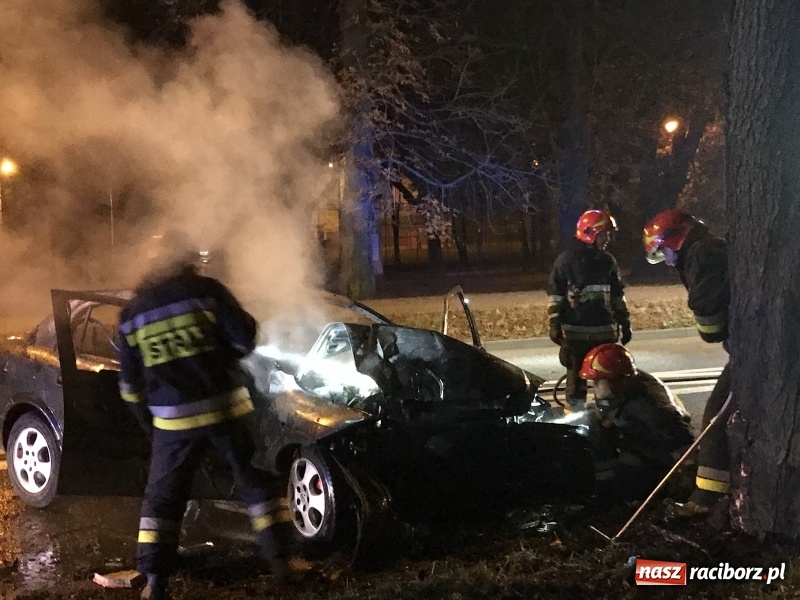 Zdjęcie w galerii na portalu naszraciborz.pl: Na Jana Pawła II opel uderzył w nocy w drzewo i stanął w płomieniach!  wiadomości z regionu