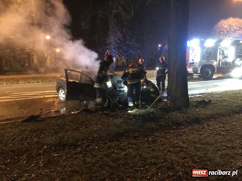 Zdjęcie w galerii na portalu naszraciborz.pl: Na Jana Pawła II opel uderzył w nocy w drzewo i stanął w płomieniach!  wiadomości z regionu