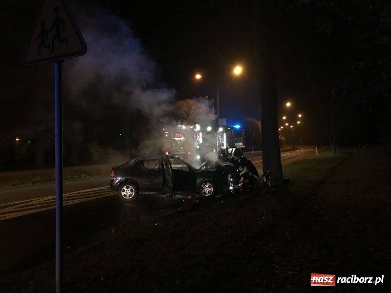 Zdjęcie w galerii na portalu naszraciborz.pl: Na Jana Pawła II opel uderzył w nocy w drzewo i stanął w płomieniach!  wiadomości z regionu