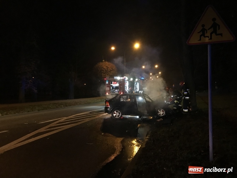 Zdjęcie w galerii na portalu naszraciborz.pl: Na Jana Pawła II opel uderzył w nocy w drzewo i stanął w płomieniach!  wiadomości z regionu