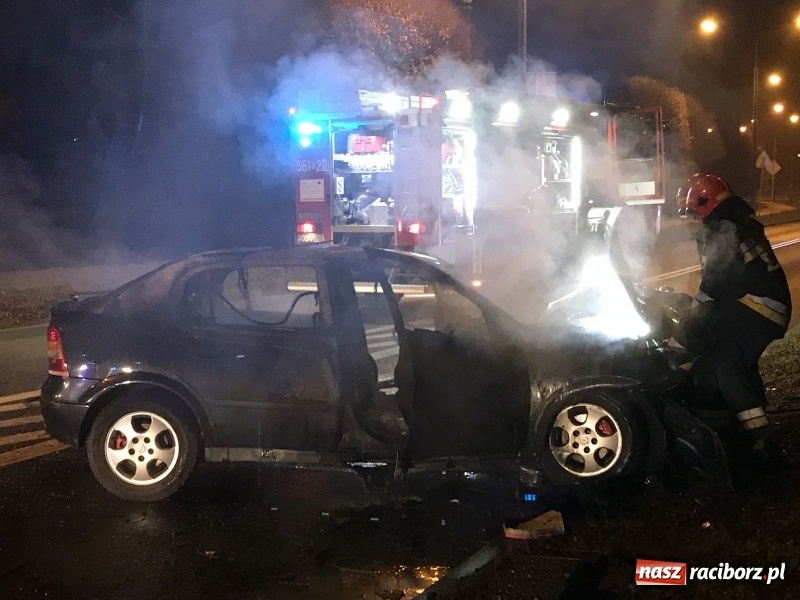 Zdjęcie w galerii na portalu naszraciborz.pl: Na Jana Pawła II opel uderzył w nocy w drzewo i stanął w płomieniach!  wiadomości z regionu