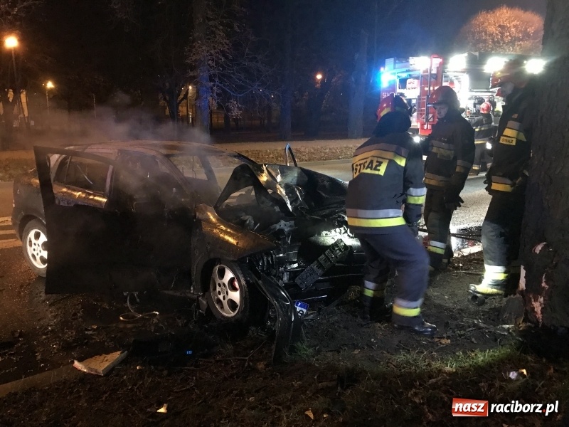 Zdjęcie w galerii na portalu naszraciborz.pl: Na Jana Pawła II opel uderzył w nocy w drzewo i stanął w płomieniach!  wiadomości z regionu