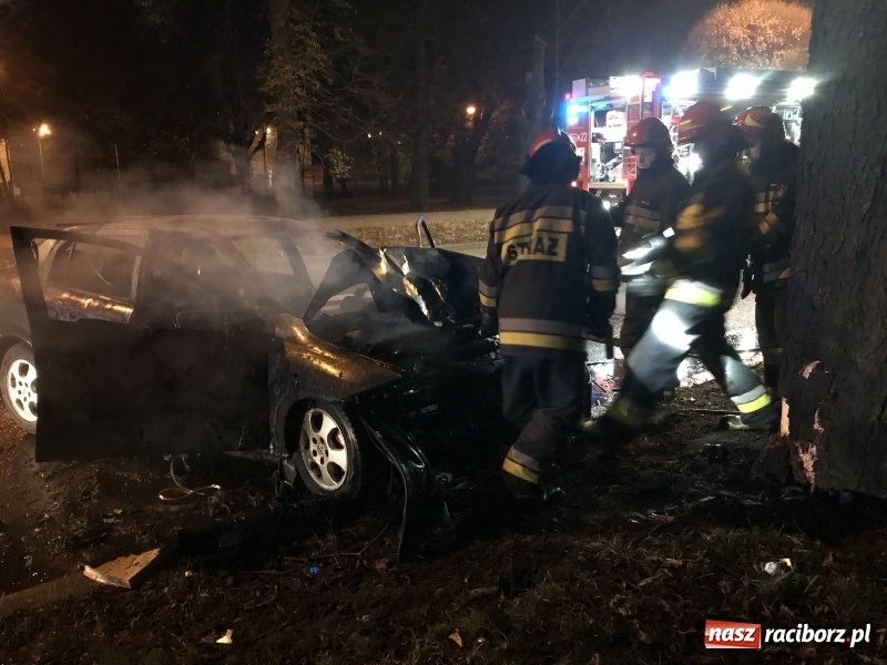 Zdjęcie w galerii na portalu naszraciborz.pl: Na Jana Pawła II opel uderzył w nocy w drzewo i stanął w płomieniach!  wiadomości z regionu
