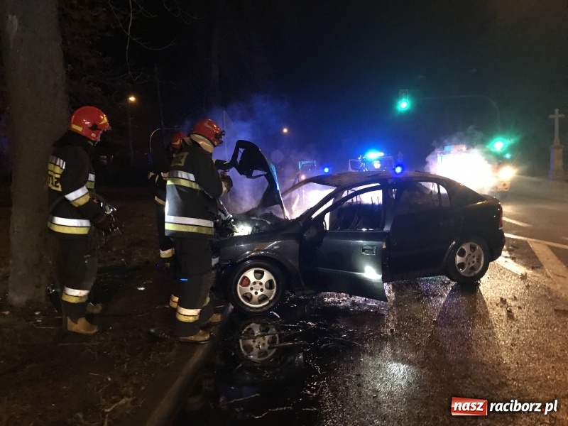 Zdjęcie w galerii na portalu naszraciborz.pl: Na Jana Pawła II opel uderzył w nocy w drzewo i stanął w płomieniach!  wiadomości z regionu