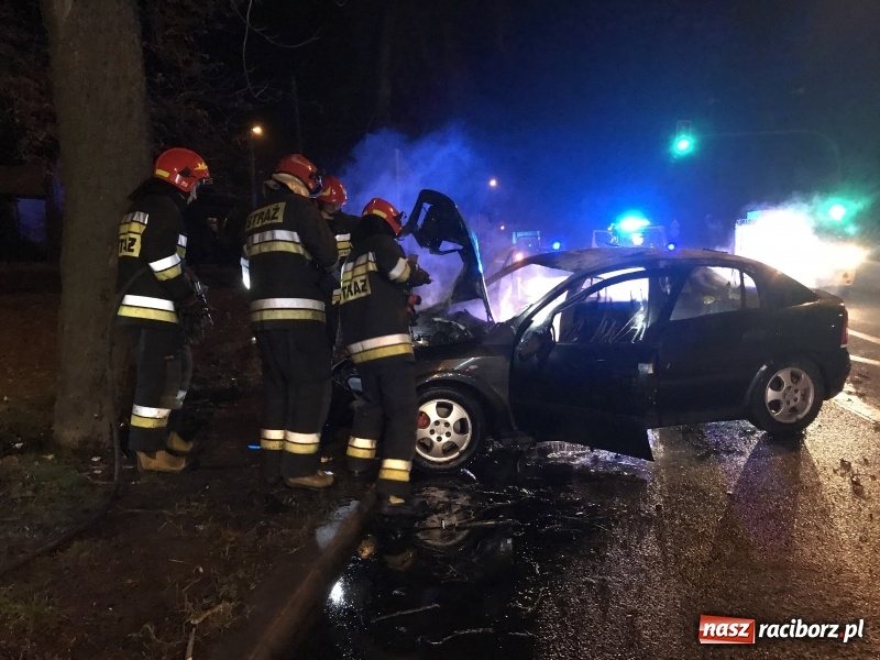Zdjęcie w galerii na portalu naszraciborz.pl: Na Jana Pawła II opel uderzył w nocy w drzewo i stanął w płomieniach!  wiadomości z regionu
