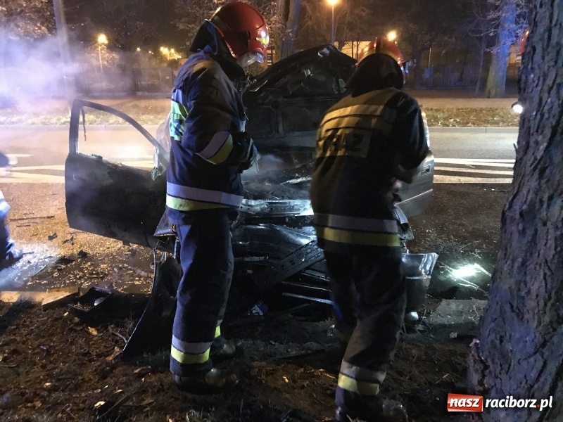 Zdjęcie w galerii na portalu naszraciborz.pl: Na Jana Pawła II opel uderzył w nocy w drzewo i stanął w płomieniach!  wiadomości z regionu