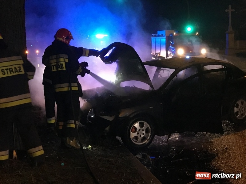 Zdjęcie w galerii na portalu naszraciborz.pl: Na Jana Pawła II opel uderzył w nocy w drzewo i stanął w płomieniach!  wiadomości z regionu