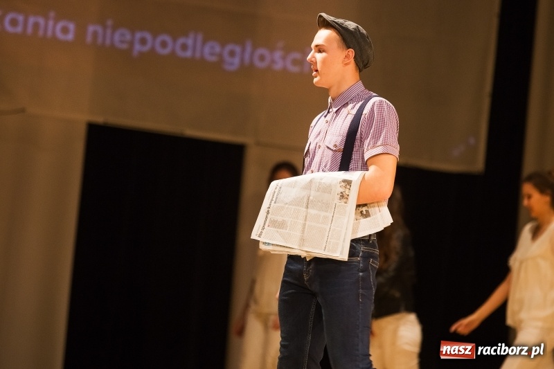 Zdjęcie w galerii na portalu naszraciborz.pl: Uroczysta akademia z okazji 100-lecia odzyskania niepodległości wiadomości z regionu