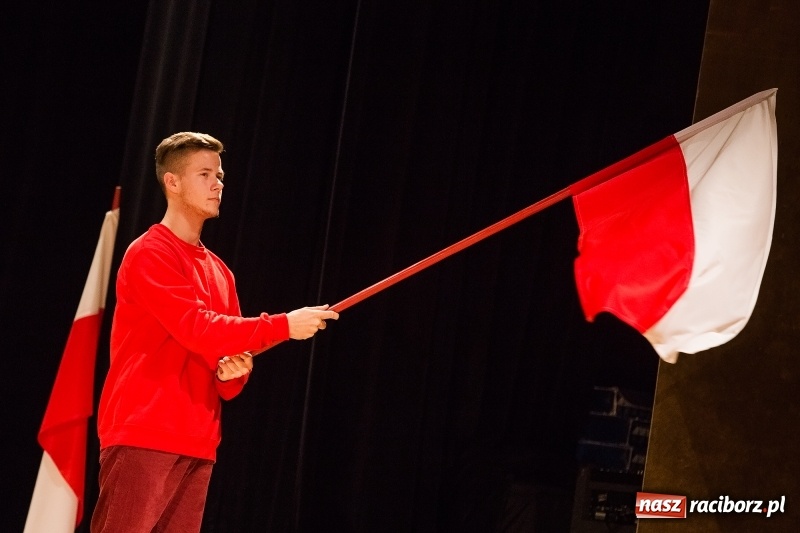 Zdjęcie w galerii na portalu naszraciborz.pl: Uroczysta akademia z okazji 100-lecia odzyskania niepodległości wiadomości z regionu