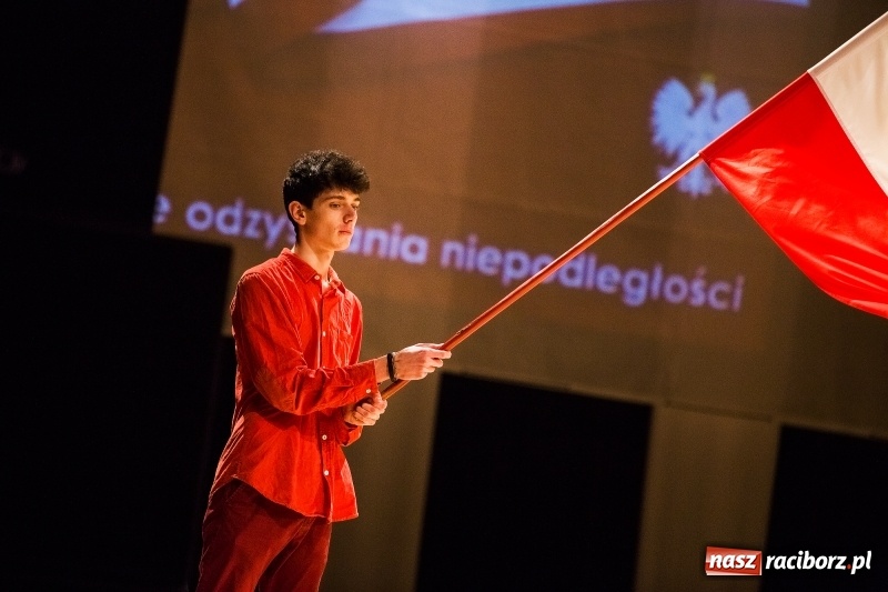 Zdjęcie w galerii na portalu naszraciborz.pl: Uroczysta akademia z okazji 100-lecia odzyskania niepodległości wiadomości z regionu