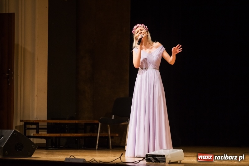 Zdjęcie w galerii na portalu naszraciborz.pl: Uroczysta akademia z okazji 100-lecia odzyskania niepodległości wiadomości z regionu