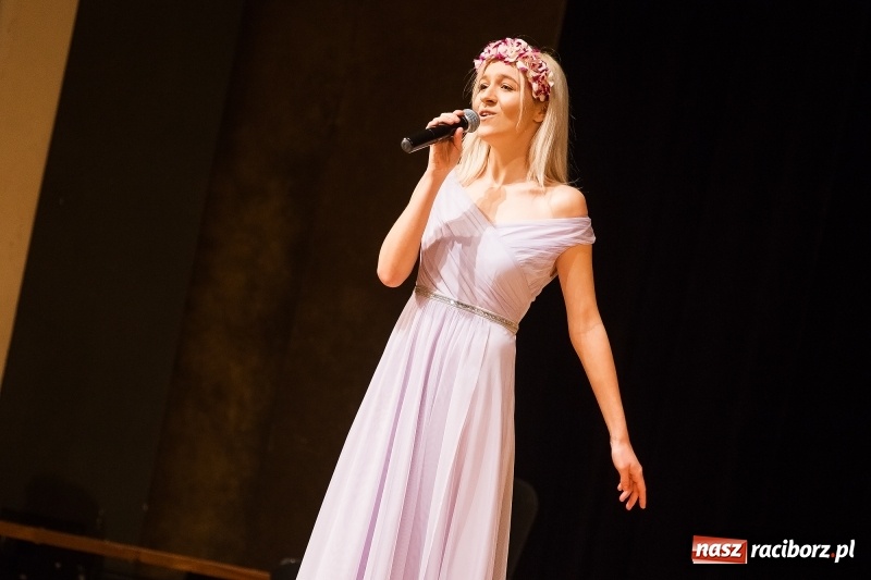 Zdjęcie w galerii na portalu naszraciborz.pl: Uroczysta akademia z okazji 100-lecia odzyskania niepodległości wiadomości z regionu