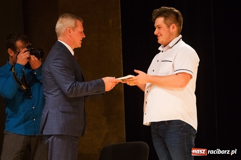 Zdjęcie w galerii na portalu naszraciborz.pl: Uroczysta akademia z okazji 100-lecia odzyskania niepodległości wiadomości z regionu